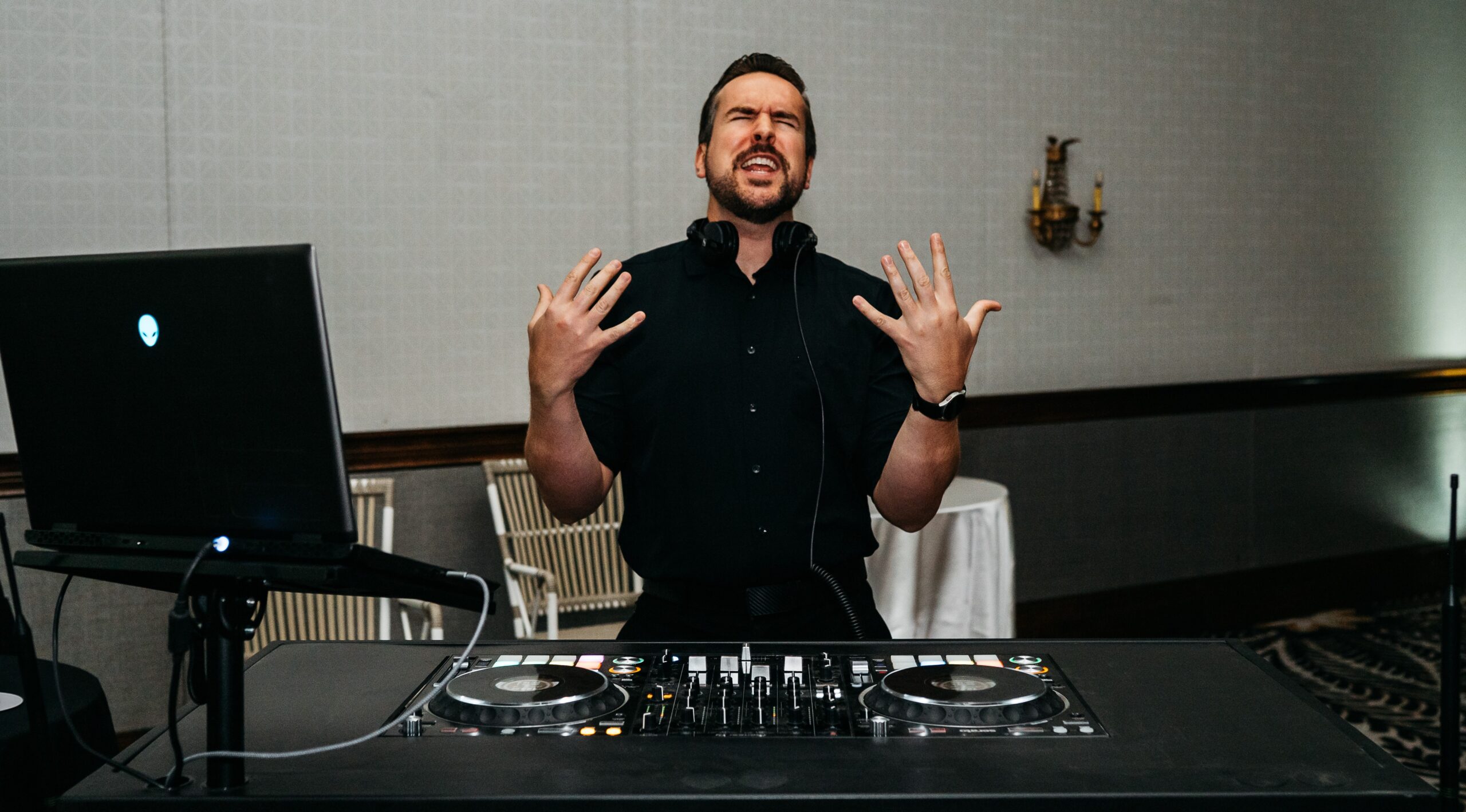 Shows energy of a DJ